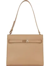 Cartera de hombro color beige con correa ajustable, cierre de solapa, dos compartimentos principales, un compartimento con cremallera, un bolsillo interior con cremallera y el monograma TH en la parte delantera.
