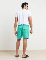 Short de baño verde con cintura elástica ajustable con cordón.