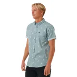 Camisa celeste con estampado de palmeras blancas, de manga corta con ruedo doblado, cuello clásico y cierre frontal con botones.