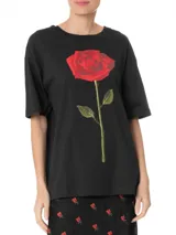 Remera negra de algodón con estampado de una rosa roja en el centro.