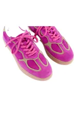 Championes de cuero fucsia con detalles en verde y suela color caramelo.