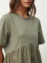 Vestido corto negro con corte evasé, mangas cortas y cuello redondo.