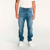 Pantalón de jeans de calce slim, color azul oscuro. Confeccionado con algodón y poliéster reciclado con spandex. Diseño de cinco bolsillos y logo CAT en la parte trasera.