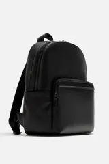 Mochila negra con textura grabada, compartimento principal con cierre de cremallera, compartimento acolchado interior para dispositivos electrónicos de hasta 13 pulgadas, bolsillo frontal con cierre de cremallera, dos bolsillos laterales planos, asa de mano y dos asas de hombro ajustables.