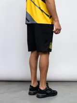 Short de fútbol negro con escudo del Club Atlético Peñarol bordado en amarillo en la pierna derecha.