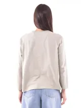 Remera blanca de manga larga con estampa rectangular dorada con diseño animal print y texto 'Fearless, fierce & fabulous'.