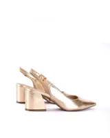 Zapatos de cuero metalizado color dorado, con punta fina, talón descubierto y tira con hebilla ajustable. Taco geométrico de 7 cm.