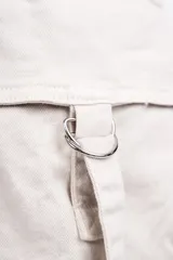 Short de jean negro con bolsillos cargo laterales y corte ajustado.