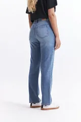 Jean gris de corte recto, tiro medio y confeccionado en 100% algodón.