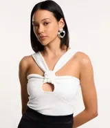 Blusa corta blanca de crepé, con breteles anchos, recorte en el busto y nudo en el escote.