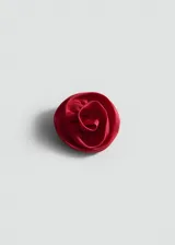 Broche con forma de flor roseta confeccionado en tejido satinado con estampado animal print.