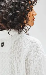 Camisa blanca con estampado de abanicos en tonos celeste, azul y amarillo.