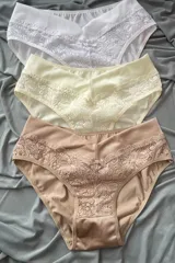 Kit de 3 bombachas modelo Carla, de tiro alto, con puntilla elastizada y fundillo de algodón.