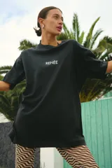 Remera oversized de algodón, color negro, con estampado gráfico en el frente y la espalda.