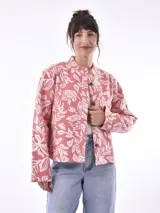 Chaqueta con estampado floral en tonos coral, de corte recto y cierre frontal de botones.