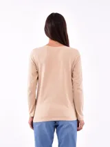 Remera negra de manga larga con detalles de botones dorados en el lado, diseño ajustado y elegante.