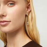 Pendientes largos con diseño de autor que combinan una base superior cóncava de metal bañado en plata, un cordón de cuero negro y un dije inferior en forma de corazón con terminación de esfera.