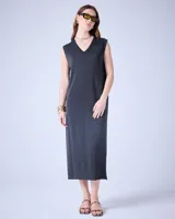 Vestido largo de tejido de punto color gris oscuro con hilos metálicos, cuello en V y sin mangas.