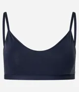 Top deportivo negro de poliamida y elastano, con breteles finos, copas removibles, escote en la espalda y sin estampado.