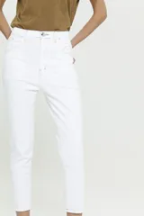 Jean mom fit blanco, tiro alto, con costuras color camel a contratono.