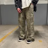 Pantalón de corte amplio con estampado de piel de serpiente en tonos beige y marrón.