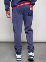 Pantalón de jogging azul con efecto lavado, puños ajustados y escudo del Club Nacional de Football bordado en la pierna izquierda.