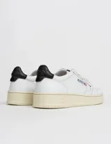 Championes urbanos Autry Medalist Low, color blanco con detalles en negro, confeccionados en cuero, con logo de la marca en el lateral y suela color crema.