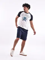 Remera gris con mangas raglán negras y estampado frontal con texto "California Westcoast" y raquetas de tenis.