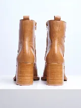 Bota corta color beige de gamuza, con puntera cuadrada y taco de madera.