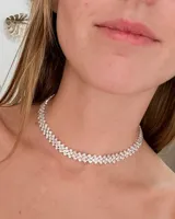 Choker plateado de varias hileras de cristales engarzados en patrón zigzag.