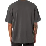 Remera negra de corte cuadrado y cuello redondo.