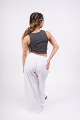 Pantalón negro de lino con corte wide leg.