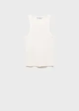 Musculosa blanca de tejido de canalé, con cuello halter y corte entallado.