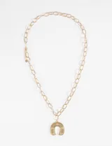 Collar plateado con cadena de eslabones grandes y dije de herradura con tachas.