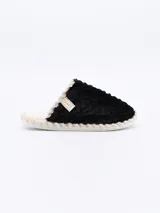 Pantuflas cerradas de piel sintética color negro con forro de felpa color crema.