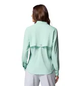 Camisa blanca de manga larga con protección solar UPF 40 y tecnología Omni-Wick. Cuenta con aberturas de ventilación y tratamiento antimicrobiano.