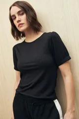 Remera color ladrillo de tejido de punto acanalado, con cuello redondo y mangas cortas abullonadas.