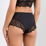 Bombacha negra de lycra con paneles de encaje floral en los laterales.