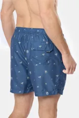 Short de baño azul con estampado de motivos marinos en blanco, cintura elástica con cordón ajustable, bolsillos laterales y suspensor de malla fina.
