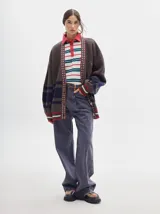 Pantalón de denim color marrón claro, de tiro alto, corte amplio y pinzas en la cintura.