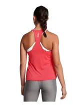 Musculosa deportiva Under Armour Launch Singlet color coral, de corte suelto, con espalda racerback y logo reflectivo en el pecho.