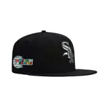 Gorro New Era 59FIFTY negro con logo del equipo de béisbol Chicago White Sox bordado en el frente y parche conmemorativo del campeonato de la Serie Mundial 2005 en el lateral.