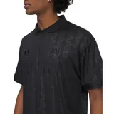 Remera Under Armour negra con cuello tipo polo y estampado geométrico en toda la prenda. Tiene un logo en el pecho.