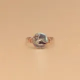 Anillo con base de plata 925 y apliques de oro 9k. Diseño con una mano sosteniendo una flor. Se realiza a medida por encargo.