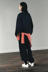 Sudadera azul marino de cuello redondo y manga larga, con texto "California" y diseño gráfico en blanco en el frente.