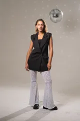 Chaleco largo negro de tela sastrera con doble fila de botones y lazo en la parte trasera.