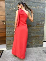 Vestido midi color rojo coral, de un solo hombro con volados en el ruedo.
