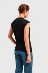 Remera negra con estampado frontal con la frase "I'm not like the rest I'm better" y labios estampados.