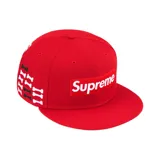 Gorro de visera plana Supreme x New Era modelo 59Fifty, color rojo con logo de Supreme en el frente y diseño de huesos cruzados en el lateral.