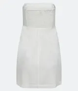 Vestido corto blanco sin breteles, confeccionado en lino con detalle de pliegues sobrepuestos en el busto y elástico en la espalda.